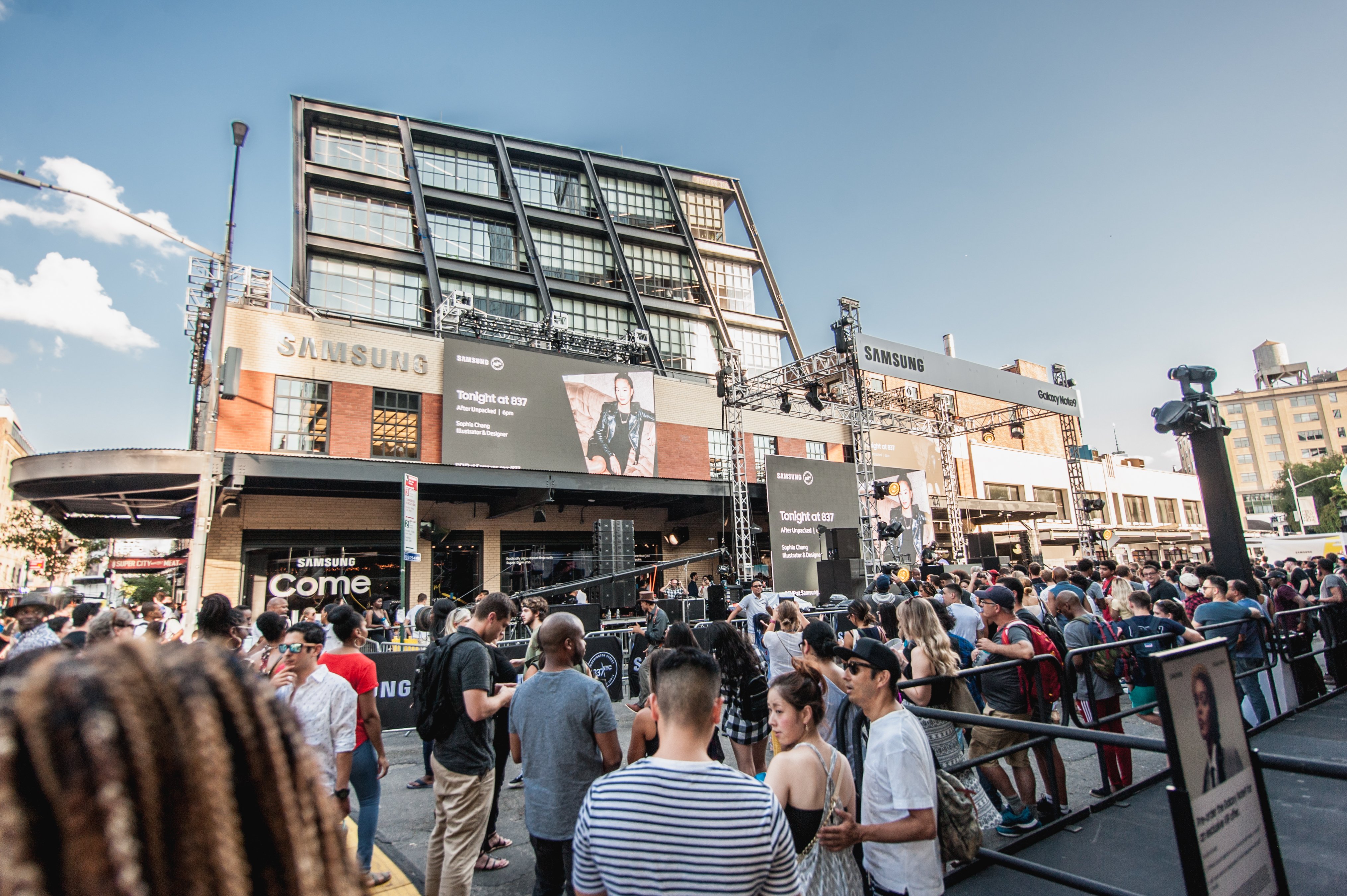 Retail - experience economy - Samsung 837